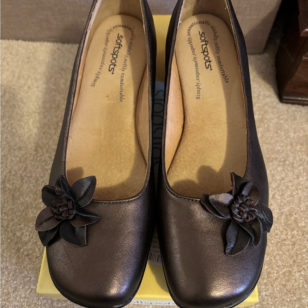 Softspots Women's Dark Bronze Metallic Floral Flats Size 11